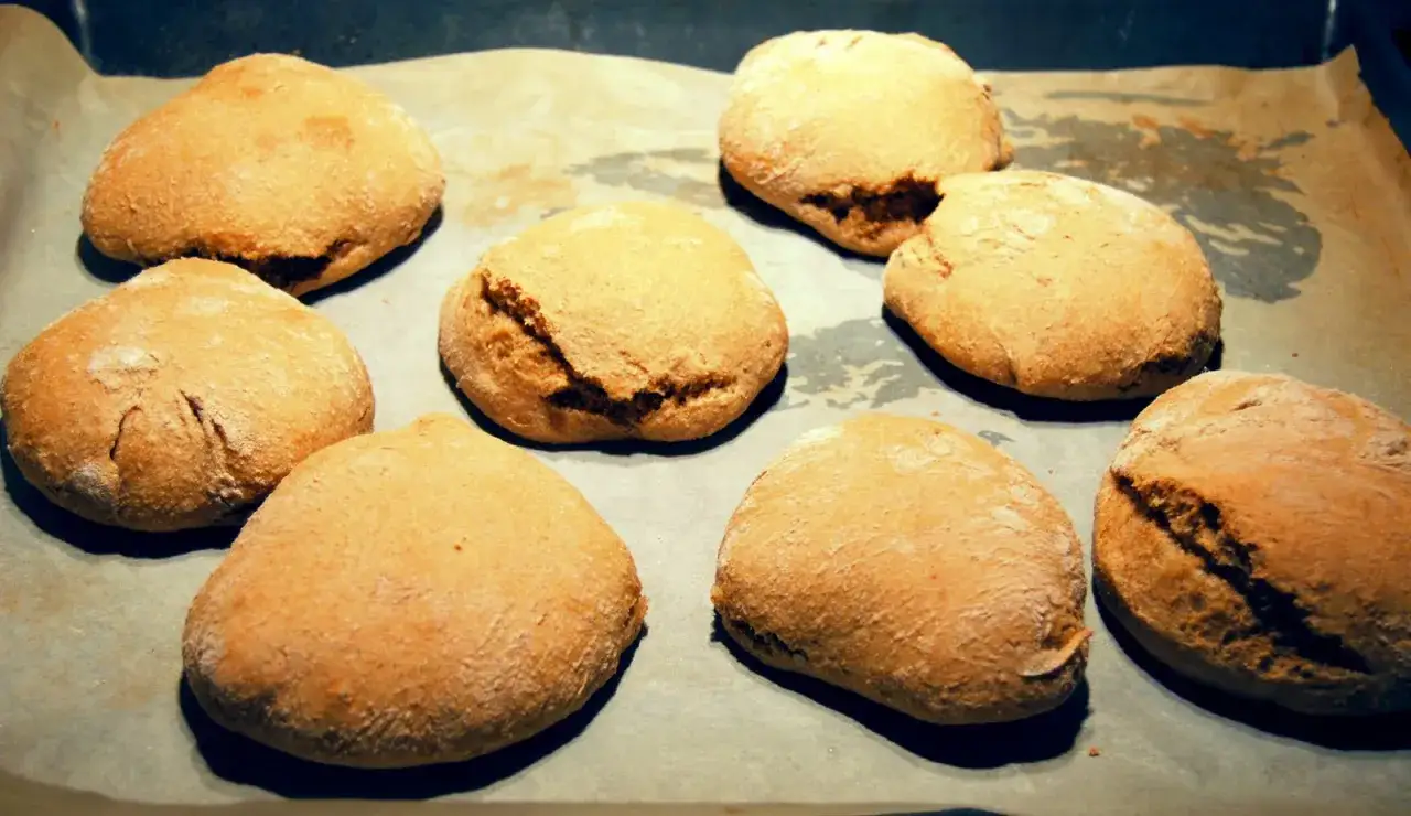Nybakade bullar på en plåt. Kanske bakade med färsk jäst vs torrjäst?