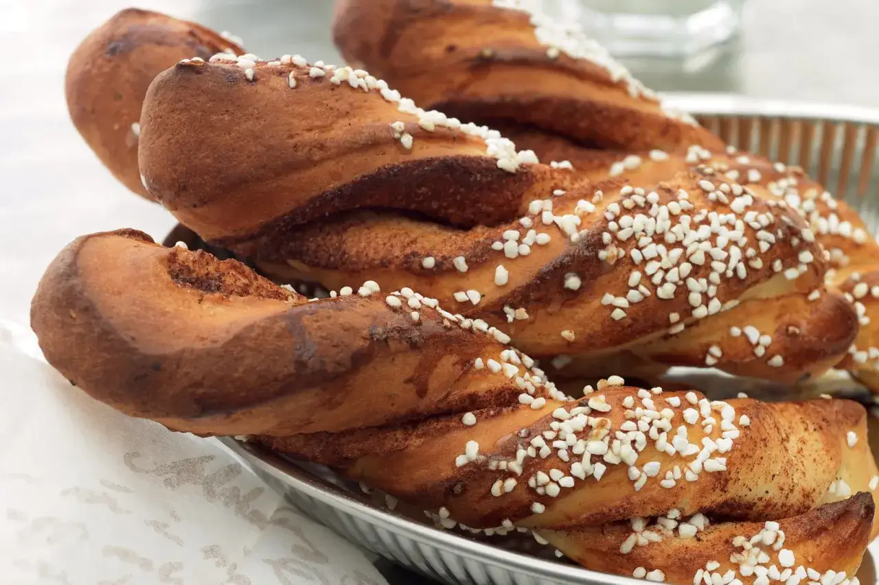 Välbakade kanelbullar med pärlsocker, redo att avnjutas. Ett perfekt kanelbullar recept för fikat.