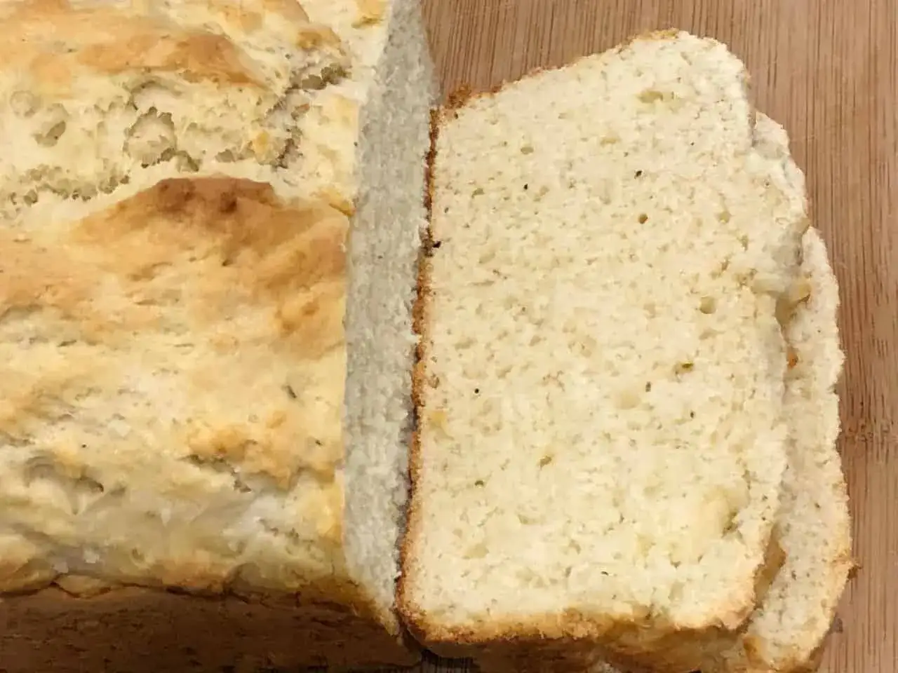 Nybakad limpa med gyllene skorpa, skuren i skivor. Perfekt för dig som vill baka med bakpulver istället för jäst.