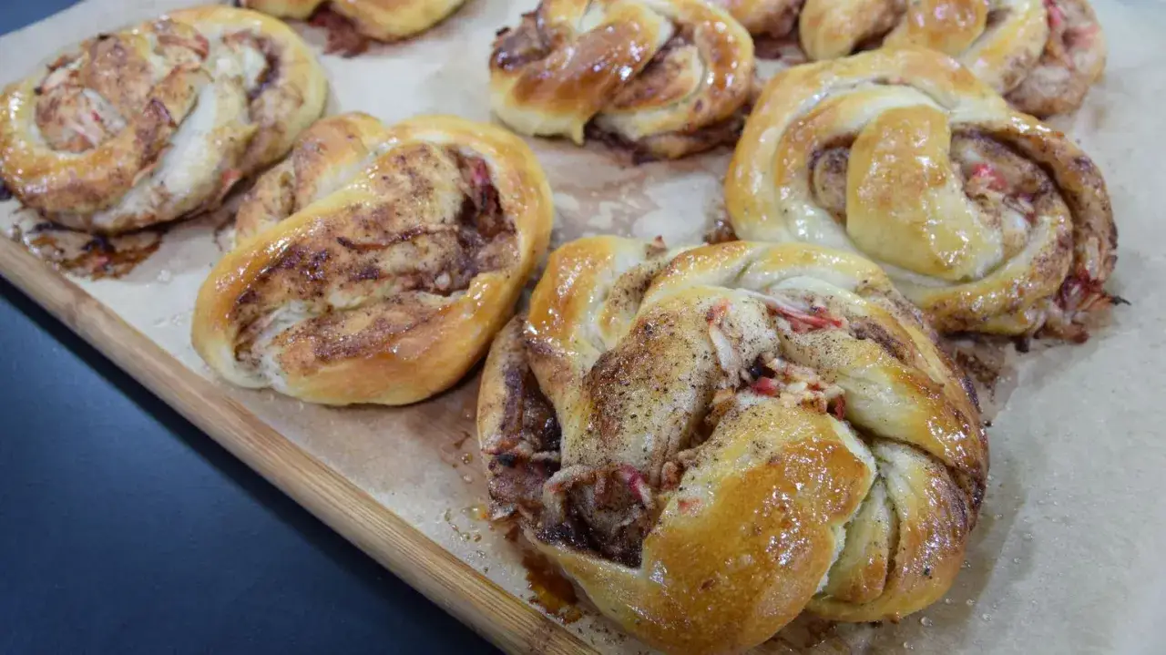 Nybakade kanelbullar med &auml;pple och kanel, perfekt f&ouml;r fikat. Vilken j&auml;st till kanelbullar ger b&auml;st resultat?