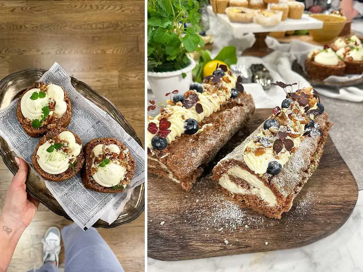Två rulltårtor med morotskaka-smak, toppade med grädde, blåbär och nötter. Bredvid syns små bakelser med samma kräm.