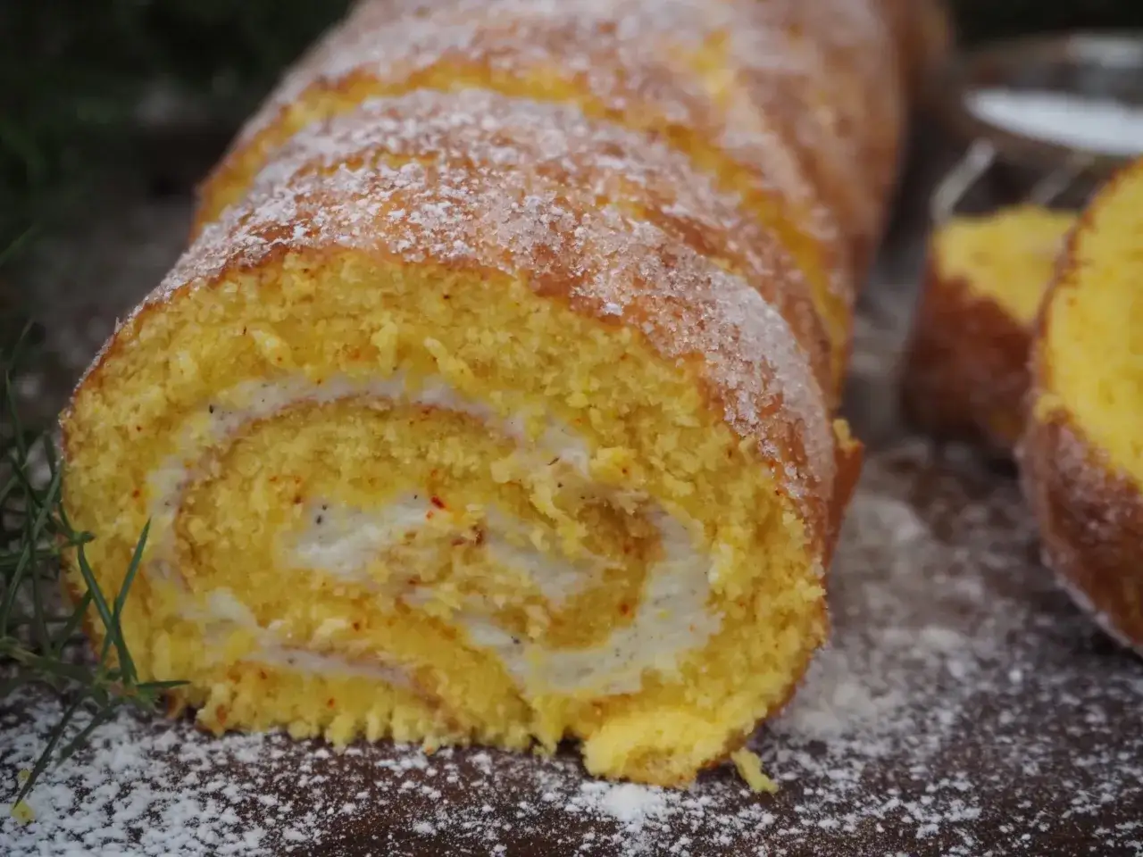 En saftig saffransrullt&aring;rta med kr&auml;mig fyllning av philadelphiaost, pudrad med florsocker. Perfekt f&ouml;r fika.