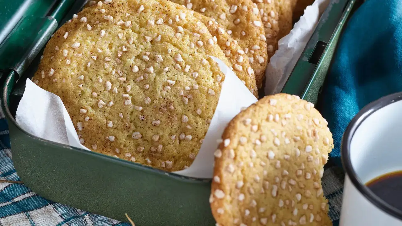En gr&ouml;n pl&aring;tburk fylld med snickerdoodle-kakor, str&ouml;sslade med p&auml;rlsocker. Perfekt f&ouml;r ett mysigt fika.