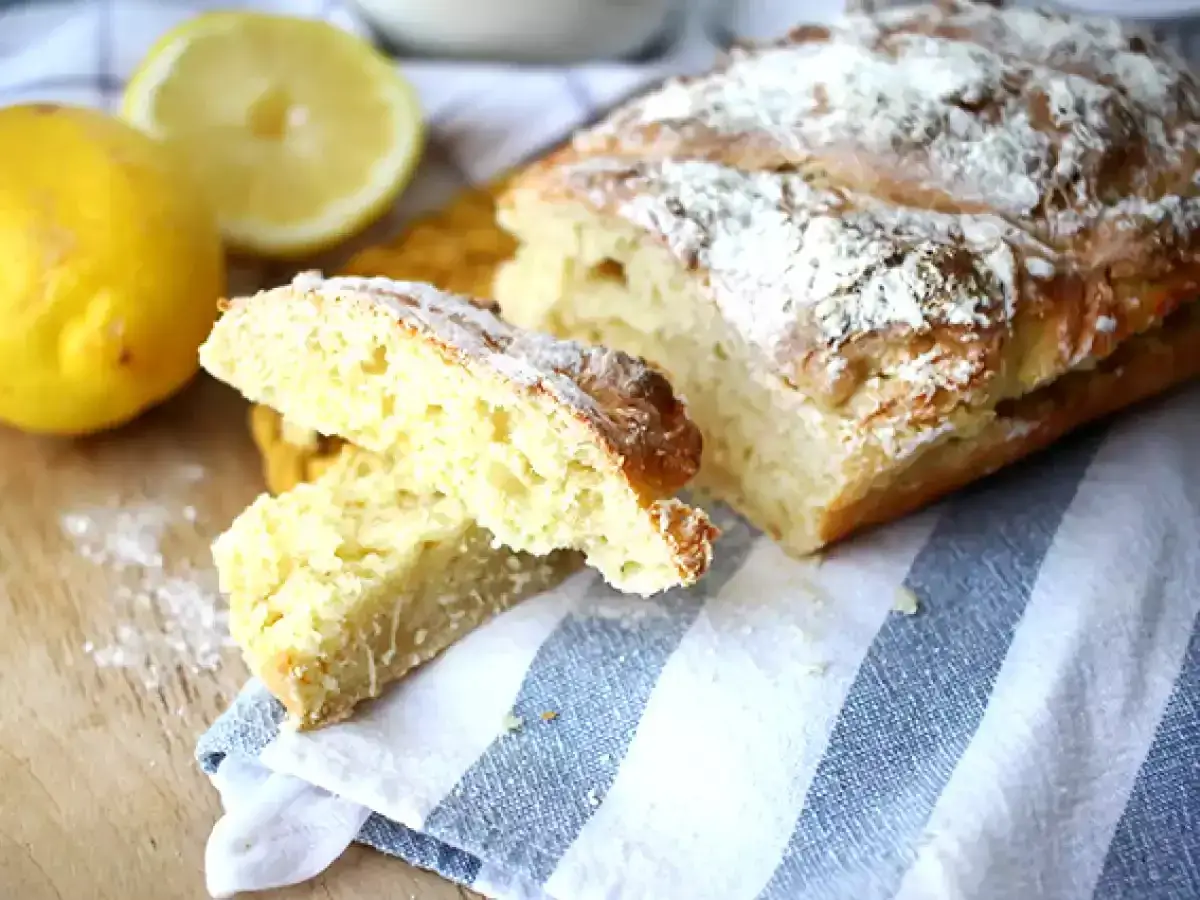 Nyttigt och gott br&ouml;d att baka utan j&auml;st. Serveras med citron och en randig handduk.