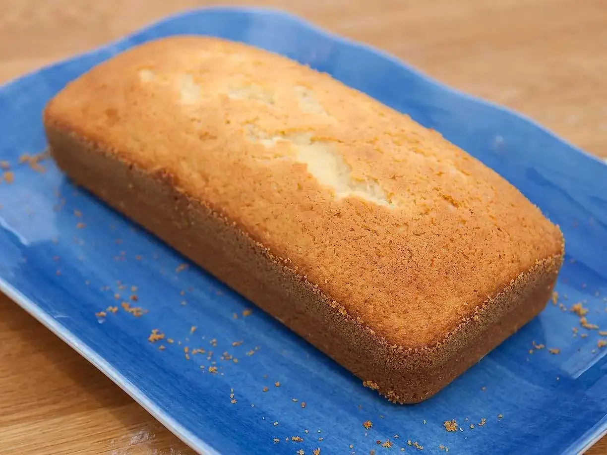 En gyllene sockerkaka på en blå tallrik, perfekt för ett enkelt sockerkaka recept.