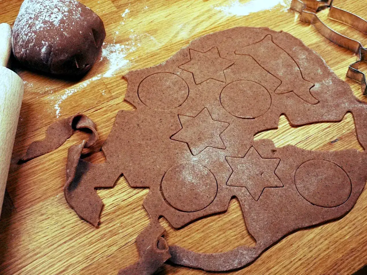Pepparkaksdeg utstansad med stj&auml;rnor och cirklar. En degklump och kavel ligger bredvid. Bra att veta att man kan frysa pepparkaksdeg!