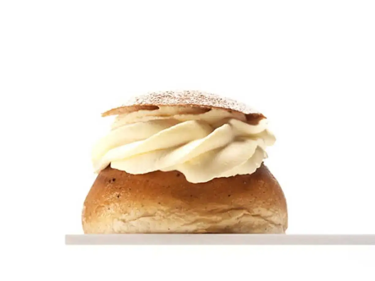 En semla utan jäst, fylld med rikligt med grädde och pudrad med florsocker. En dröm för alla sötsugna!